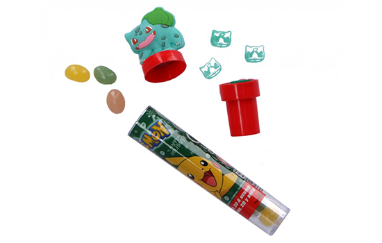 een plastic tube met jellybeans en een Pokémon stempel als dop