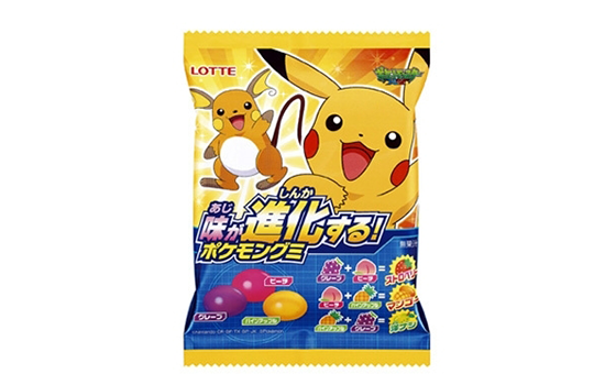 een zak snoep met Pikachu en Raichu op de voorkant