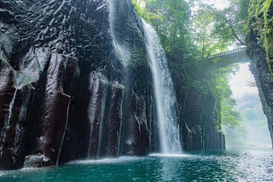 een waterval in een kloof