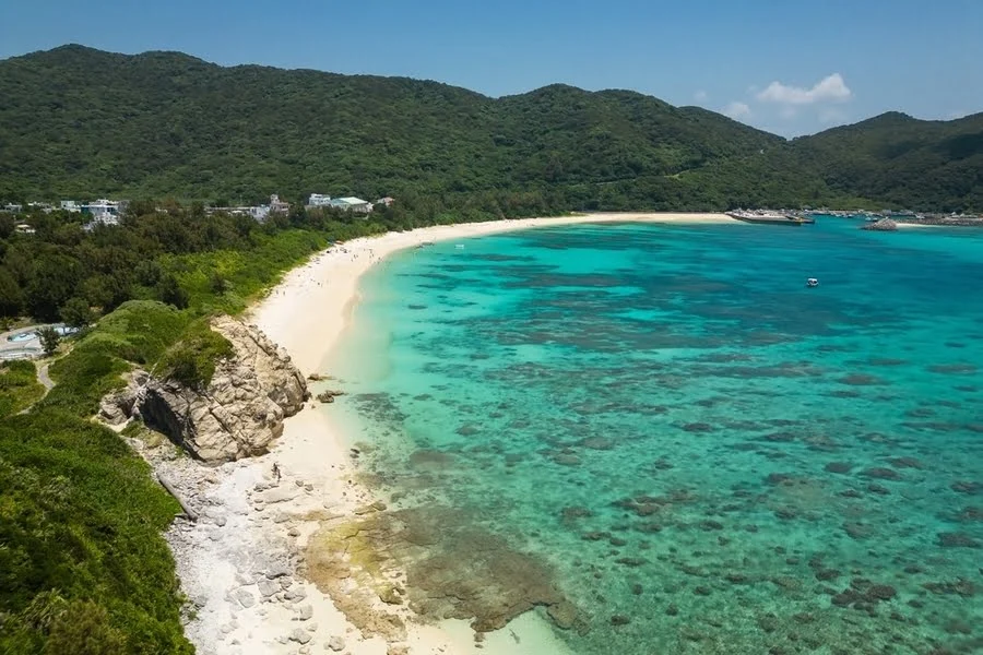 prachtig strand op Okinawa, Japan, met helderblauw water en een zonnige hemel